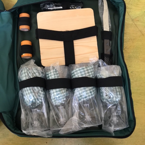 NWOT DELUXE PICNIC BACKPACK - Picture 2 of 7